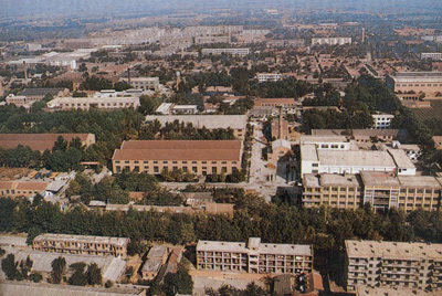 推土机总厂本部厂区。。山东推土机总厂建设时，，牢靠资产原值为2569万元，，占地面积为517538平方米，，修建面积为170861平方米。。