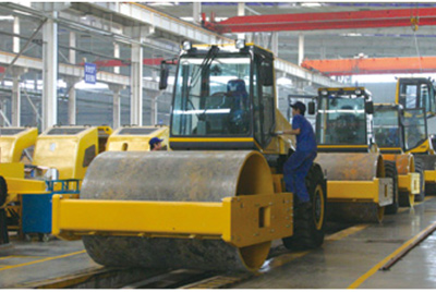 2002年2月，，由履带厂开发研制的YZ18液压振动压路机，，顺遂下线。。