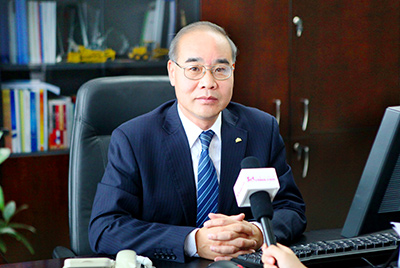 张秀文董事长在接受中国山东网专题采访时，，就公司践行“忠实鲁商”倡树行动举行回覆，，介绍了糖果派对官网把“仁义、、、诚信、、、忠实”的文化精髓融入到生产谋划的全历程的典范做法和“诚敬做产品，，诚信做企业”的谋划理念，，在工程机械行业树立起了“厚德坚韧”的山东国企形象