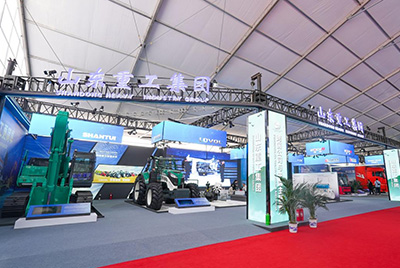 2023跨国公司与中国主题展在青岛国际聚会中心海上大坝举行，， 糖果派对官网股份携EE225电挖、、、SRD13-C6U无人驾驶压路机和纯电装载机随团参展。。